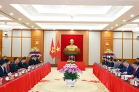 Генсек То Лам принимает министра иностранных дел Китая Ван И, министра общественной безопасности Китая Ван Сяохун и министра обороны Китая Дун Цзюнь (Фото: ВИА)