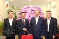 Постоянный член Секретариата ЦК КПВ Чан Кам Ту посетил и поздравил с Тэтом семью бывшего Генерального секретаря ЦК КПВ Нонг Дык Маня (Фото: ВИА)