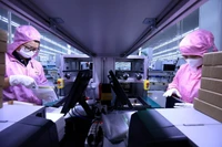 Линия контроля качества перед упаковкой продукции на предприятии Toyo Solar Co., Ltd. (100% японский капитал), занимающемся производством солнечных батарей в промышленной зоне Камкхе (провинция Футхо) (Фото: ВИА)