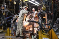 Производство элементов автомобильного каркаса бренда VEAM с использованием специализированного сварочного оборудования на автомобильном заводе VEAM (Генеральная корпорация двигателей и сельскохозяйственной техники Вьетнама) в промышленной зоне Бимшон, провинция Тханьхоа (Фото: ВИА)