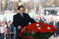 Премьер-министр Фам Минь Тьинь возложил цветы к памятнику Президенту Хо Ши Мину в столице Москвы (Фото: ВИА) 
