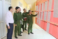 Рабочая делегация Управления общественной безопасности провинции Ниньбинь проверяет подготовку к выборам в следственном изоляторе № 2 квартала Ли-тхыонг-кьет (Фото: ВИА)