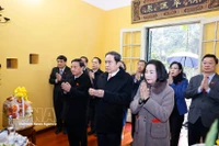 Председатель НС Чан Тхань Ман вместе с делегатами возложил благовония и посетил Дом 67 в Мемориальном комплексе Президента Хо Ши Мина (Фото: ВИА)