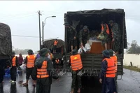 Силы 5-го военного округа сосредоточивают продовольствие для поддержки населения провинции Даклак (Фото: ВИА)