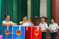 Демократичная и серьёзная атмосфера выборов депутатов НС XVI созыва и депутатов народных советов всех уровней на срок полномочий 2026–2031 гг. на 20-м избирательном участке бригады 957, 4-го военно-морского района ВМС в провинции Кханьхоа (Фото: ВИА)