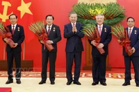 Генсек ЦК КПВ То Лам вручает ордена «За военные заслуги» I степени руководителям (Фото: ВИА)