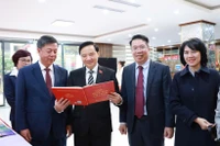 Делегаты на церемонии презентации книги «80 лет Национальному собранию Вьетнама — исторические вехи». (Фото: Вьетнам+)