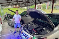 Чан Ань Диеп на своей Toyota Corolla Altis спасал автомобили бесплатно (Фото: NVCC)