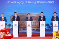 Премьер-министр Фам Минь Тьинь и делегаты нажали кнопку, официально дав старт строительству, открытию и техническому вводу в эксплуатацию объектов и проектов (Фото: ВИА)