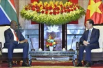  Президент Во Ван Тхыонг (справа) и заместитель президента ЮАР Пол Машатиль на встрече в Ханое 14 декабря (Фото: ВИA)