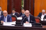 Франсуа Корбен, вице-президент MEDEF International, отвечающий за координацию в регионе АСЕАН, и специальный представитель министра Европы и иностранных дел Франции по экономическим отношениям в регионе АСЕАН выступает на встрече с заместителем премьер-министра Чан Хонг Ха. (Фото: ВИA)