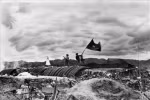 Флаг "Сражаться, побеждать" на крыше бункера генерала де Кастриса во второй половине дня 7 мая 1954 года. (Фото из архива: ВИA) 