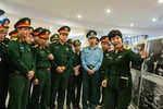 Посетители фотовыставки (Фото: nhandan.vn) 