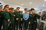 Посетители фотовыставки (Фото: nhandan.vn) 