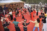 Жители и туристы участвуют в культурных мероприятиях на фестивале. (Фото: ВИА) 