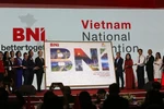 Хо Куанг Минь, президент BNI Vietnam (7-й слева), передает фотографию с подписями предпринимателей представителю Управленияа туризма города Дананг. (Фото: ВИА)