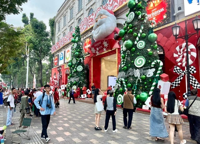 В эти дни в Хошимине рождественская атмосфера разливается по всем улицам и уголкам города, особенно в центральных районах (Фото: chinhphu.vn)
