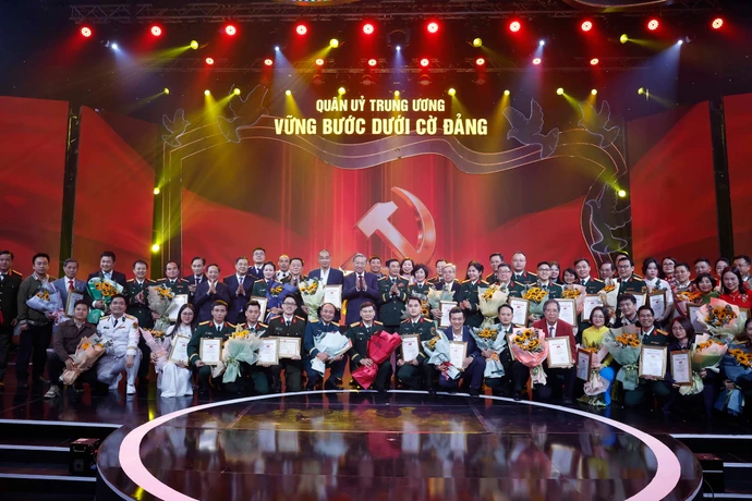 Генсекретарь То Лам, Секретарь Центральной военной комиссии, и генерал Фан Ван Зянг — член Политбюро, заместитель Секретаря Центральной военной комиссии, Министр обороны — с авторами и авторскими коллективами, удостоенными наград (Фото: ВИА)