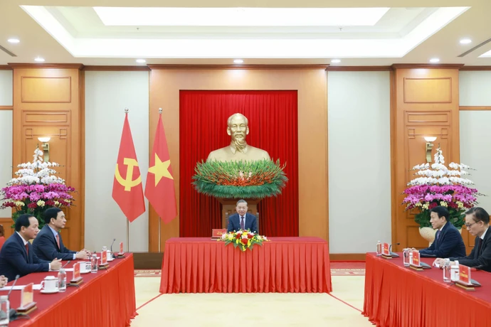 Генсекретарь То Лам во время телефонного разговора с Президентом РФ Владимиром Путиным (Фото: ВИА)