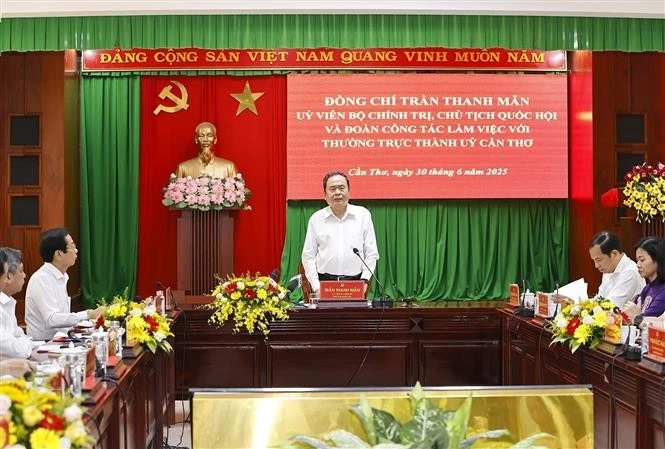 Председатель НС Чан Тхань Ман работает с Постоянным бюро парткома города Кантхо (Фото: ВИА) 