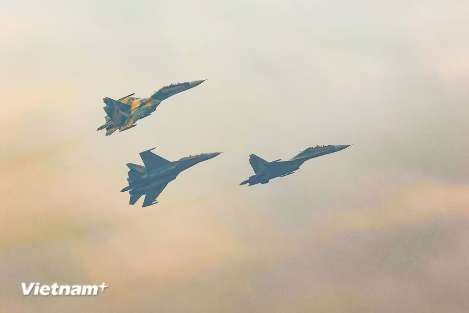 Акробатические номера Su30-MK2 были показаны на демонстрационной площадке. (Фото: Хоай Нам / Вьетнам+)