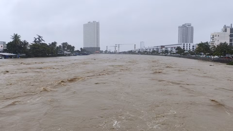 Затопление затрагивает улицы и жилые районы города Нячанг, провинция Кханьхоа, 11 ноября 2025 года. (Фото: ВИА) ﻿