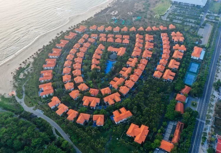 Престижная премия World Luxury Awards 2023 отметила Furama Resort Da Nang как самый роскошный пляжный курорт в Юго-Восточной Азии. (Фото: ВИА)