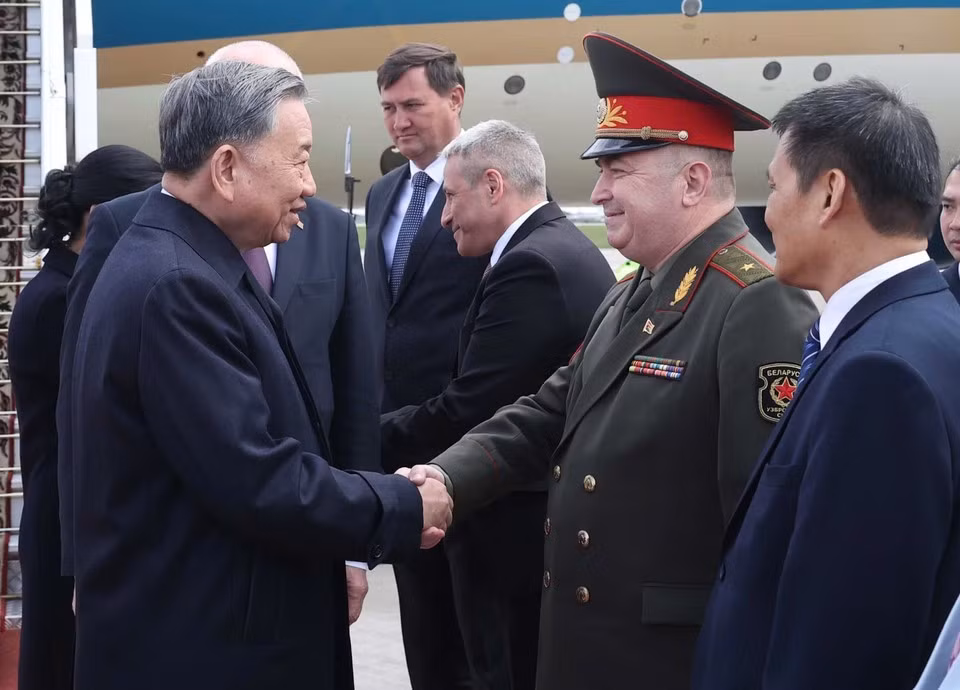 Белорусские официальные лица встречают генерального секретаря ЦК КПВ То Лама и его супругу в международном аэропорту Минска. (Фото: ВИA)