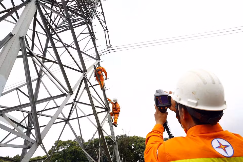 Работник компании Lam Dong Power Transmission использует тепловизионное оборудование для осмотра линий электропередач. (Фото: ВИА)