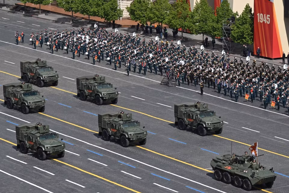 Колонна военной техники принимает участие в параде в честь 80-й годовщины Победы на Красной площади в Москве, 9 мая 2025 года. (Фото: AA/ВИA)