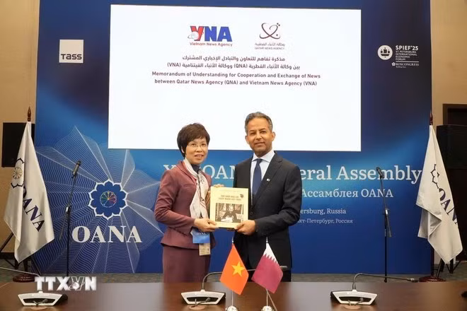 Генеральный директор ВИА Ву Вьет Чанг представляет фотокнигу «100 лет вьетнамской революционной прессы» международным друзьям. (Фото: ВИА)