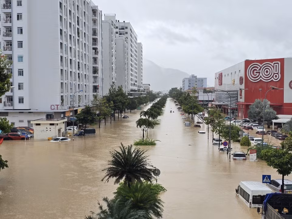 Затопление затрагивает улицы и жилые районы города Нячанг, провинция Кханьхоа, 11 ноября 2025 года. (Фото: ВИА)