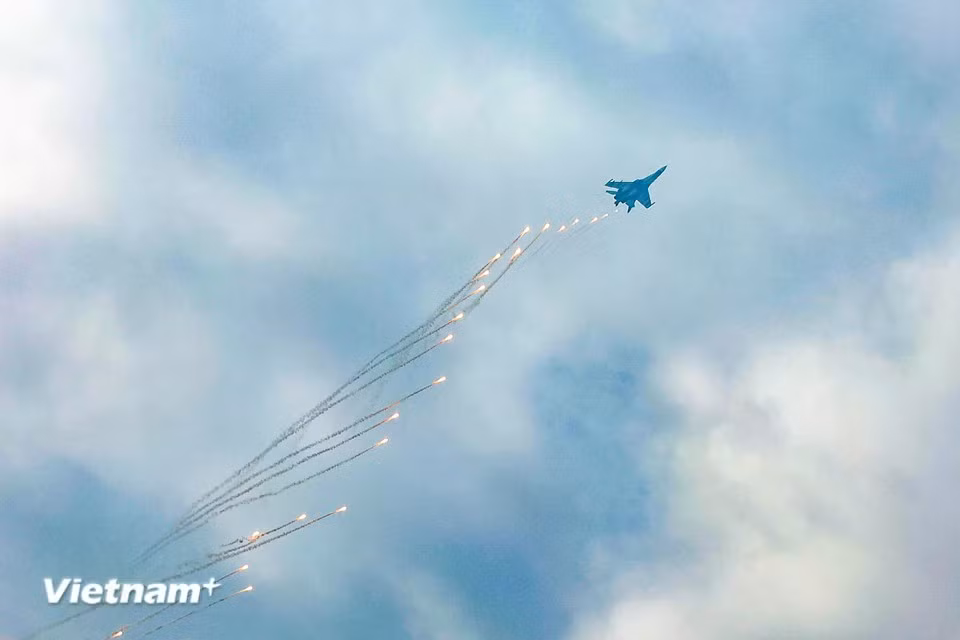 Во время церемонии открытия истребитель Su-30MK2 продемонстрировал запуск тепловых ловушек. (Фото: Хоай Нам / Вьетнам+)