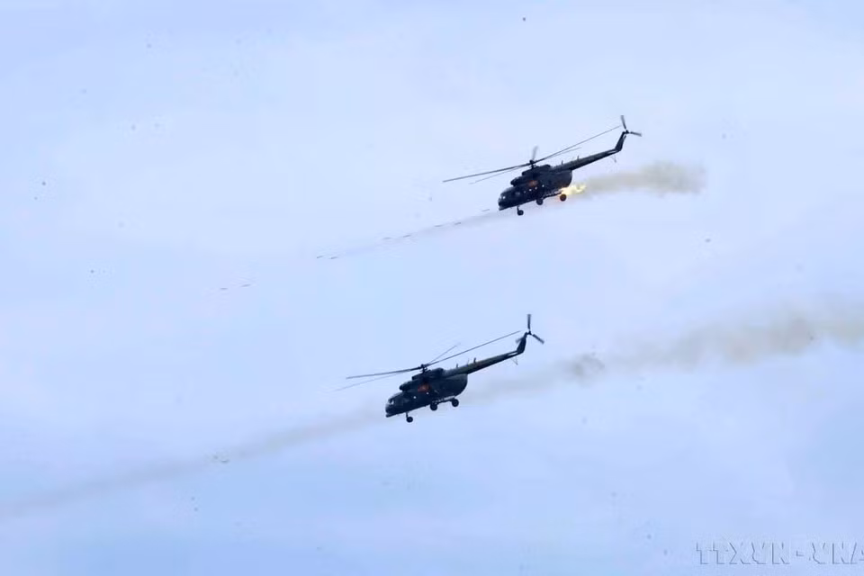 Вертолет Ми-17 направляется к цели, выпустив полный залп ракет для подавления огня противника во время учений «Ханойская оборонительная зона 2024». (Фото: ВИА)