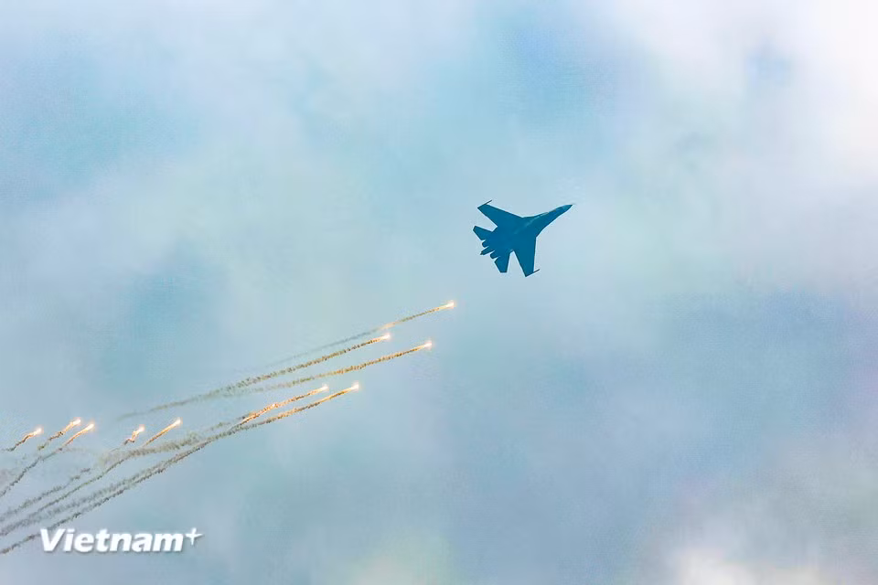 Особый интерес вызвал акробатический полет Su-30MK2, который вошел в зону выступлений. (Фото: Хоай Нам / Вьетнам+)