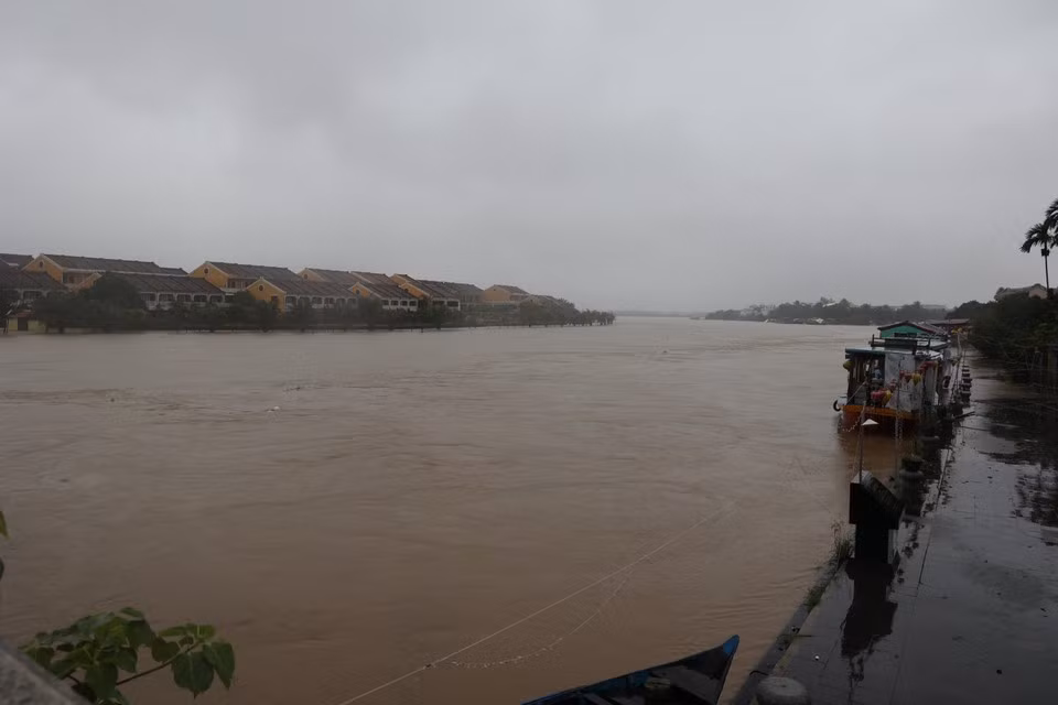 Вода с верхнего течения вызывает резкий подъём уровня реки Хоай, протекающей через Хойан. (Фото: ВИА)
