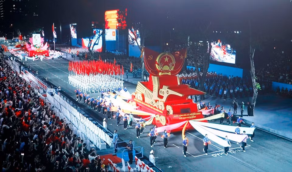 Парадные расчеты репетируют церемониальный марш в ознаменование 50-й годовщины освобождения Юга и воссоединения страны. (Фото: ВИА)