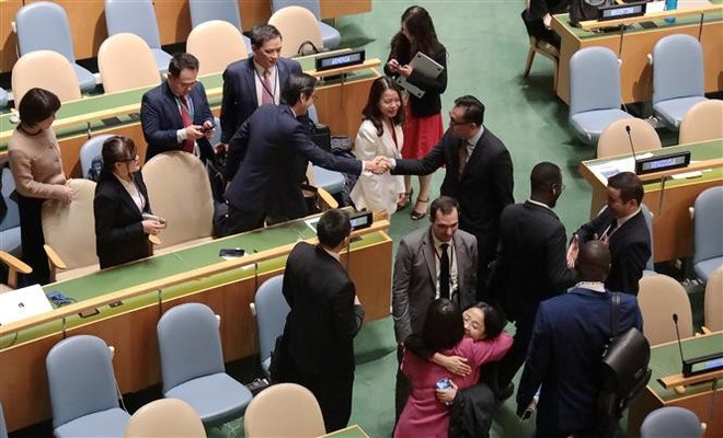 Многие государства-члены ООН приходят поздравить Вьетнам с его высоким результатом на выборах. (Фото: ВИА) 2.jpg