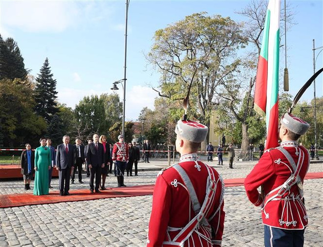 Президент Республики Болгария Румен Радев и его супруга возглавляют торжественную церемонию приветствия Генерального секретаря То Лама и его супруги, находящихся с официальным визитом в Болгарии. (Фото: ВИА) 22.jpg