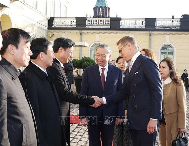Генеральный секретарь То Лам представляет Президенту Финляндской Республики Александру Стуббу членов вьетнамской делегации. (Фото: ВИА) 2-5416.jpg