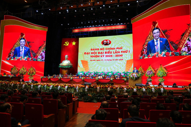 Товарищ Ле Мань Хунг подчеркнул: «Petrovietnam определяет срок 2025–2030 годов как этап прорывного развития с высокими темпами и высокой эффективностью, с двойной миссией: одновременно обеспечивать энергетическую безопасность и осуществлять устойчивый “зелёный переход”, чтобы реализовать стратегические цели». 2.jpg