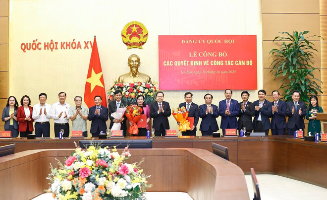 Председатель Национального собрания Чан Тхань Ман и руководство НС вручают решения и преподносят поздравительные букеты. (Фото: ВИА) 2-8967.jpg