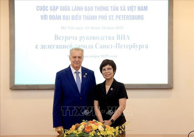 Генеральный директор ВИА Ву Вьет Чанг и председатель Комитета по внешним связям Санкт-Петербурга Евгений Дмитриевич Григорьев. (Фото: ВИА) 3.jpg