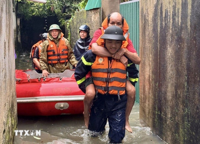 Эвакуация населения из районов, пострадавших от тайфуна. (Фото: ВИА) bao-so-5-thanh-hoa-2.jpg