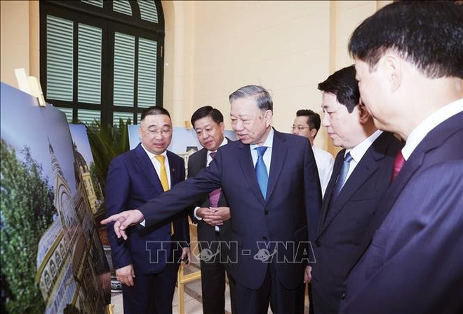 Генеральный секретарь То Лам и Президент Лыонг Кыонг посещают рабочее здание Аппарата Президента. (Фото: ВИА) bac-bo-phu-2.jpg