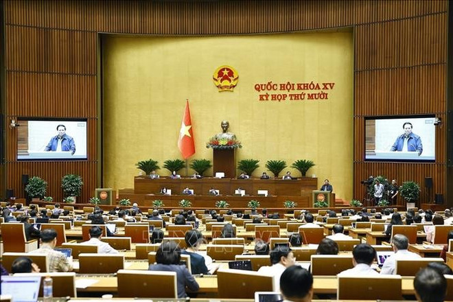 Премьер-министр Фам Минь Тьинь выступает с пояснениями, разъясняя ряд вопросов, поднятых депутатами Национального собрания. (Фото: ВИА) 2-8964.jpg