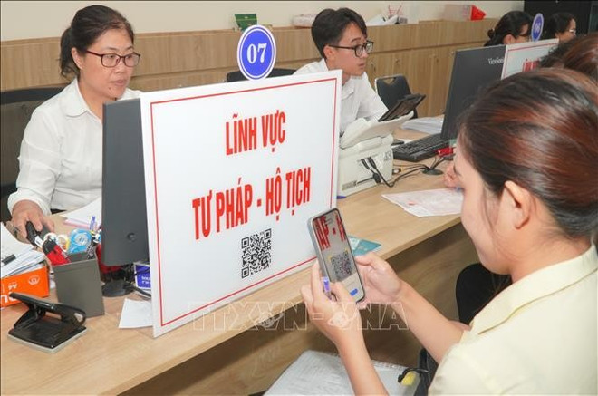 Граждане сканируют QR-код, чтобы проверить процедуры и порядок оформления документов в сфере юстиции и актов гражданского состояния. (Фото: ВИА) 2-780.jpg
