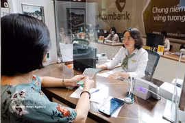 Клиенты совершают операции в головном офисе Vietcombank. (Фото: ВИА).