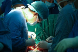 Бригада врачей и медицинского персонала Больницы дружбы Вьетдык успешно выполнила одновременную трансплантацию сердца и лёгких пациенту с полиорганной недостаточностью. (Фото: больница Вьетдык)