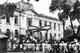 19 августа 1945 года после митинга на площади Оперного театра силы самообороны и население столицы заняли Императорский дворец (Северный дворец) - резиденцию французского марионеточного правительства на Севере. (Фото: ВИА).